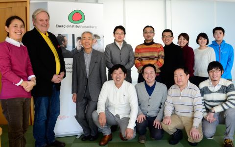 Eine Gruppe japanischer Architekten, Planer und Baumeister besucht das Energieinstitut Vorarlberg