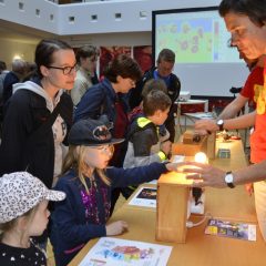 Was ist Energie? Und wieviel trägst du in dir? Dieser Frage gingen die jungen Forscherinnen und Forscher am Stand des Energieinstitut Voralberg bei der Langen Nacht der Forschung 2018 nach.