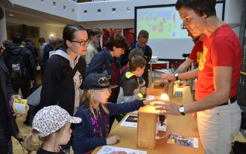 Was ist Energie? Und wieviel trägst du in dir? Dieser Frage gingen die jungen Forscherinnen und Forscher am Stand des Energieinstitut Voralberg bei der Langen Nacht der Forschung 2018 nach.