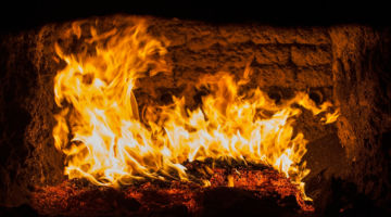 Auf dem Bild zu sehen, ist ein Feuer in einem Kaminofen. copyright Gmeiner