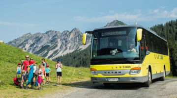 Bus auf Landstraße; copyright Gmeiner