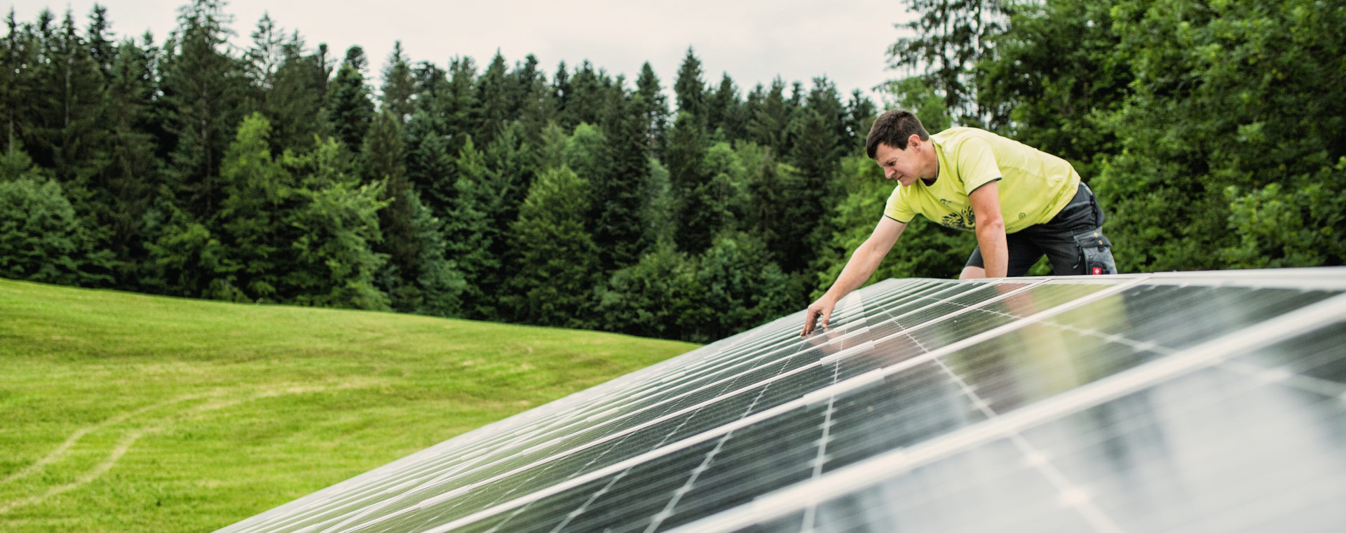 Photovoltaik anlage wird von Techniker gewartet; copyright Gmeiner