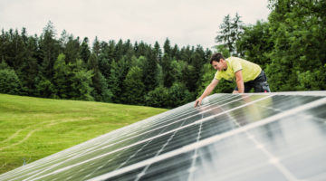 Photovoltaik anlage wird von Techniker gewartet; copyright Gmeiner