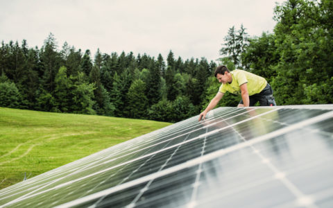 Photovoltaik anlage wird von Techniker gewartet; copyright Gmeiner