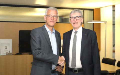 Josef Burtscher und der Vorstandsvorsitzende der Raiffeisenlandesbank Wilfried Hopfner. Bildnachweis Raiffeisenlandesbank Vorarlberg