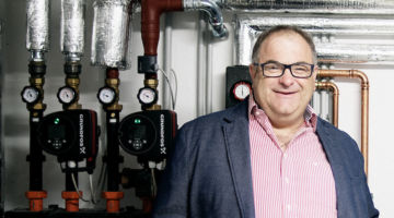 Peter Schenk hat der Ölheizung im Zuge einer Sanierung den Laufpass gegeben und setzt auf das schlaue Zusammenspiel von Sonne und Gas. Bildnachweis: Energieinstitut Vorarlberg/Markus Gmeiner