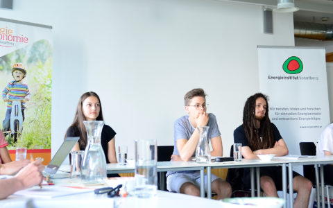 Wir luden Vertrerterinnen und Vertreter der Friday for Future und der Caritas JugendbotschafterInnen zu einem Austausch mit Christian Gantner und Geschäftsführer Josef Burtscher ins Energieinstitut.