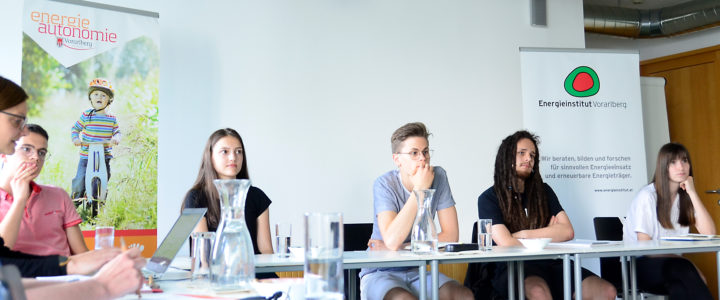 Wir luden Vertrerterinnen und Vertreter der Friday for Future und der Caritas JugendbotschafterInnen zu einem Austausch mit Christian Gantner und Geschäftsführer Josef Burtscher ins Energieinstitut.