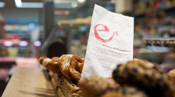 Das Bild zeigt ein e5-Brotsäckchen in einem gefüllten Brotkorb.