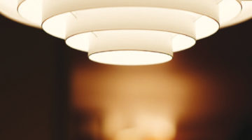 Behaglich: gerichtetes Licht in warmer Lichtfarbe. Bild: StockSnap auf Pixabay