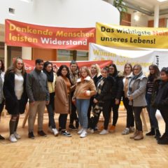 Schülerinnen und Schüler beim Besuch der Ausstellung "40 Jahre Zwentendorf" mit Hildegard Breiner im Energieinstitut Vorarlberg.