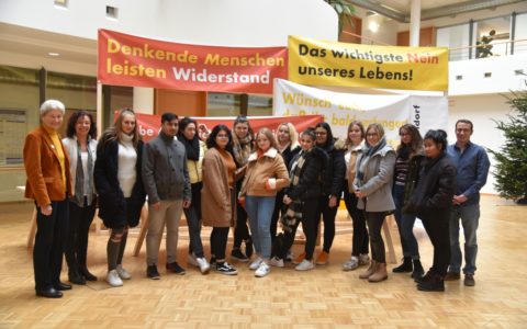 Schülerinnen und Schüler beim Besuch der Ausstellung "40 Jahre Zwentendorf" mit Hildegard Breiner im Energieinstitut Vorarlberg.