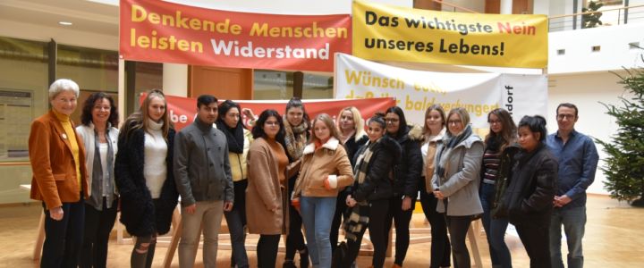 Schülerinnen und Schüler beim Besuch der Ausstellung "40 Jahre Zwentendorf" mit Hildegard Breiner im Energieinstitut Vorarlberg.