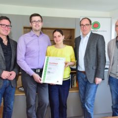 Landesrat Johannes Rauch übergibt das erste wohngsund-Zertifikat an Manuela Pitterle und Michael Sussitz. Mit dabei: Bauträger Gerhard Müller und wohngsund-Entwickler Harald Gmeiner vom Energieinstitut Vorarlberg. Foto: Werner Micheli