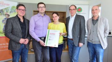 Landesrat Johannes Rauch übergibt das erste wohngsund-Zertifikat an Manuela Pitterle und Michael Sussitz. Mit dabei: Bauträger Gerhard Müller und wohngsund-Entwickler Harald Gmeiner vom Energieinstitut Vorarlberg. Foto: Werner Micheli