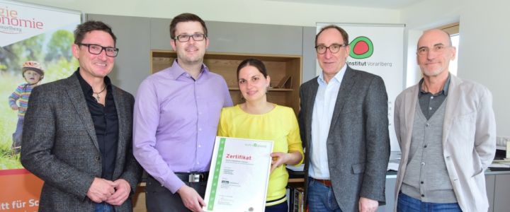 Landesrat Johannes Rauch übergibt das erste wohngsund-Zertifikat an Manuela Pitterle und Michael Sussitz. Mit dabei: Bauträger Gerhard Müller und wohngsund-Entwickler Harald Gmeiner vom Energieinstitut Vorarlberg. Foto: Werner Micheli