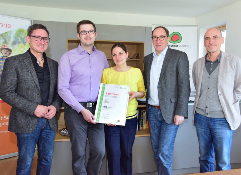 Landesrat Johannes Rauch übergibt das erste wohngsund-Zertifikat an Manuela Pitterle und Michael Sussitz. Mit dabei: Bauträger Gerhard Müller und wohngsund-Entwickler Harald Gmeiner vom Energieinstitut Vorarlberg. Foto: Werner Micheli