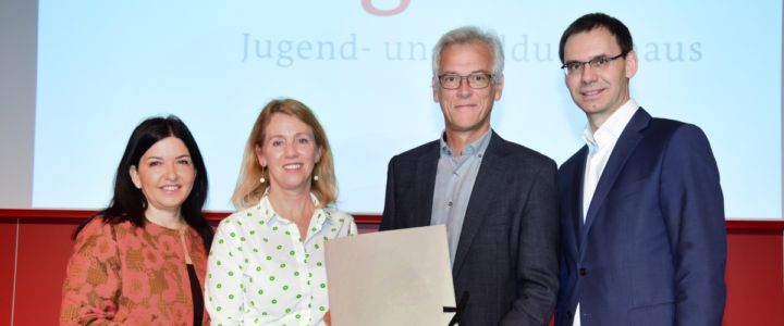 Michaela Auer und Landshauptmann Markus Wallner übergeben dem Energieinstitut Vorarlberg die erstmalige Zertifizierung zum Familienfreundlichen Betrieb. Bild: Werner Micheli