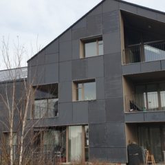 Südansicht des energieautarken Mehrfamilienhaus in Brütten (CH).