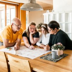 Familie Burtscher aus Wolfurt hat ihr Einfamilienhaus zum Generationenhaus ausgebaut. Bildnachweis: Karin Nussbaumer