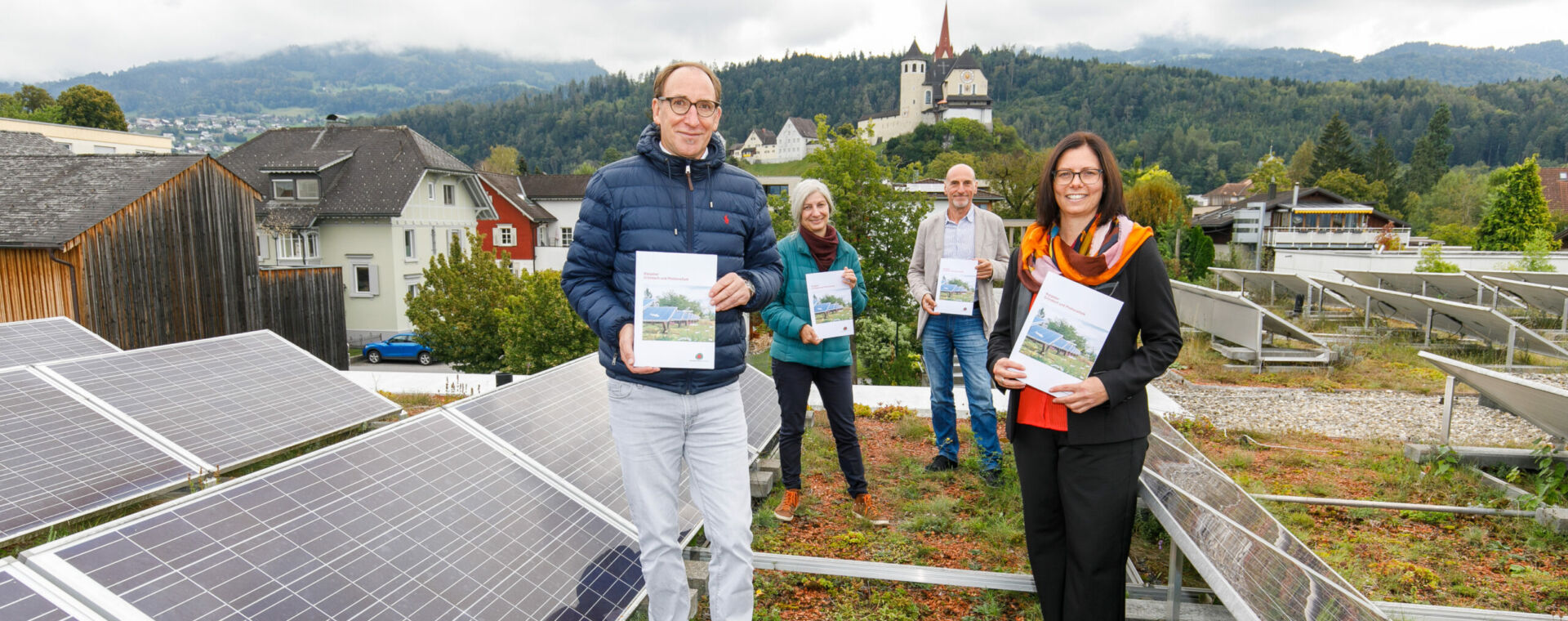 Energieinstituts-Obmann Johannes Rauch präsentiert mit Rankweils Bürgermeisterin Katharina Wäss-Krall den neuen Ratgeber PV und Gründach. Bild: Bernd Hofmeister