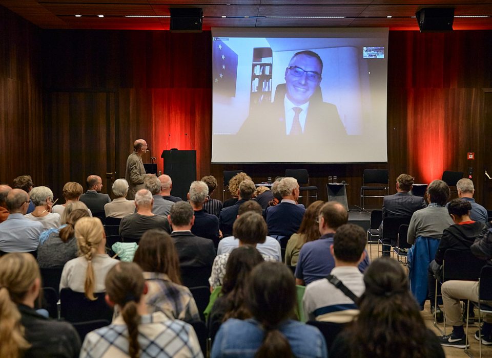 Jozef Vasak von der Ständigen Vertretung der EU-Kommission in Österreich bringt die Besucher*innen der Energie Lounge zum European Green Deal auf Stand. Bildnachweis: Darko Todorovic